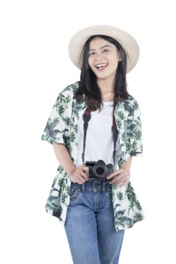 Şapkalı ve kameralı Asyalı kadın beyaz arka planda tek başına duruyor.