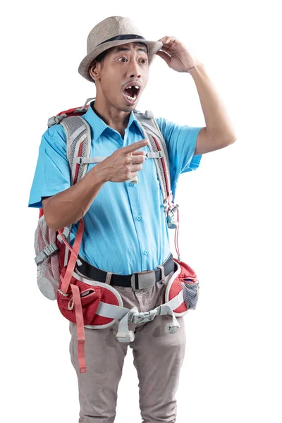 Homem Asiático Com Chapéu Uma Mochila Apontando Para Algo Isolado — Fotografia de Stock