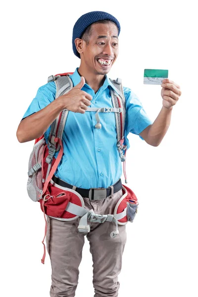 Asijský Muž Čepice Batoh Držící Kartu Palcem Nahoru Gesto Stojící — Stock fotografie