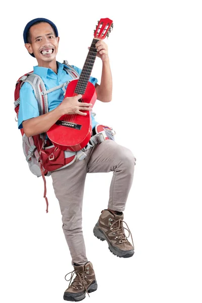 Asiatischer Mann Mit Beanie Hut Und Rucksack Der Eine Gitarre — Stockfoto