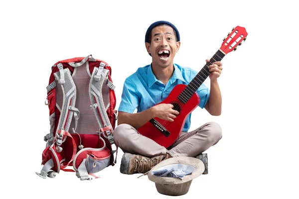 Homem Asiático Com Chapéu Gorro Uma Mochila Tocando Guitarra Para — Fotografia de Stock