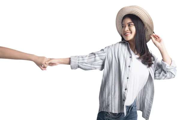 Şapkalı Asyalı Bir Kadın Beyaz Arka Planda Eşinin Elini Tutuyor — Stok fotoğraf