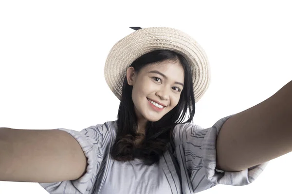 Mujer Asiática Con Sombrero Tomando Autorretrato Aislado Sobre Fondo Blanco —  Fotos de Stock