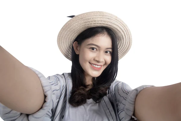 亚洲女人 戴着一顶帽子 带着白色背景的自画像 — 图库照片