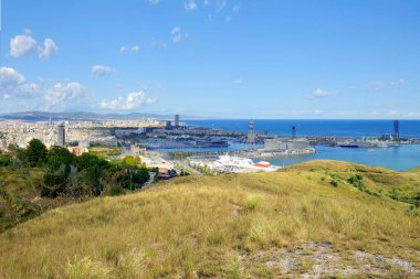Şehir manzaralı yeşil tepeler mavi gökyüzü arkaplanlı