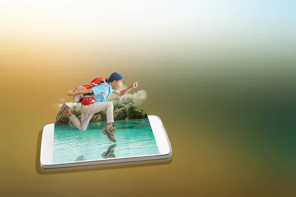 湖の水で携帯電話の画面 携帯電話の画面上で水の上を走っているビーニーの帽子とバックパックを持つアジアの男 旅のコンセプト — ストック写真