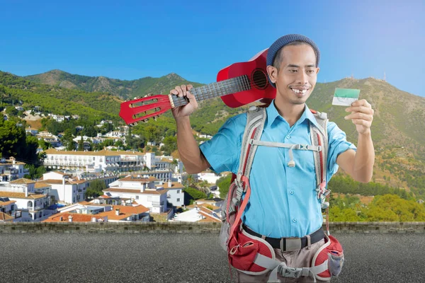 Asiatischer Mann Mit Beanie Hut Und Rucksack Der Eine Karte — Stockfoto