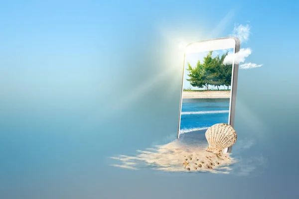 青い海と青い空の背景を持つ砂浜の携帯電話の画面 — ストック写真