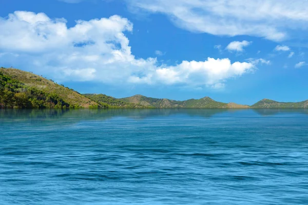Bela Vista Para Lago Com Fundo Colina Céu Azul — Fotografia de Stock