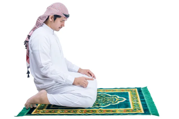 Muszlim Férfi Keffiyeh Agal Imádkozó Helyzetben Salat Imádság Szőnyeg Elszigetelt — Stock Fotó