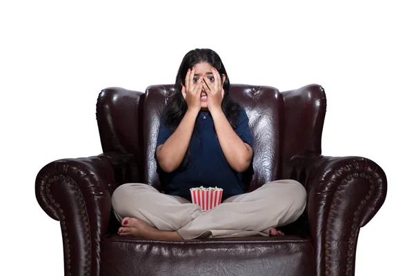 Femme Asiatique Avec Popcorn Assis Sur Canapé Avec Une Expression — Photo
