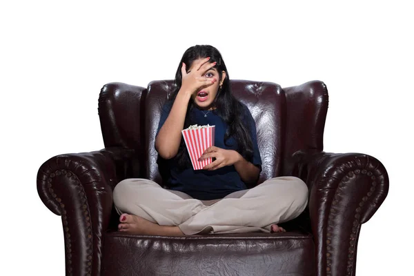Aziatische Vrouw Met Popcorn Zitten Bank Met Een Bang Uitdrukking — Stockfoto