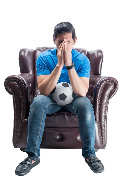 Asiático Homem Com Bola Sentada Sofá Com Uma Expressão Decepcionada — Fotografia de Stock
