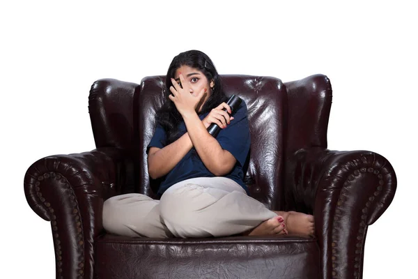 Asiatin Mit Fernbedienung Auf Dem Sofa Sitzend Mit Verängstigtem Gesichtsausdruck — Stockfoto