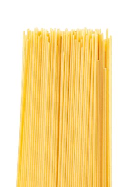 Beyaz arka planda soyutlanmış çiğ spagetti