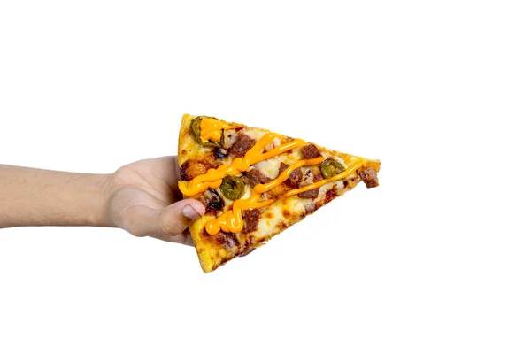 Ruka Drží Plátek Pizzy Hovězím Masem Sýrovou Omáčkou Izolovanou Bílém — Stock fotografie