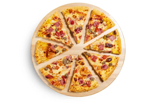 Skiva Pizza Med Nötkött Lök Och Peppar Isolerad Över Vit — Stockfoto