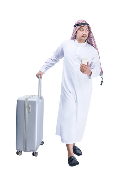 アラブ人男身に着けていますKefiyeh保持携帯電話とともにスーツケースとともに旅行のために隔離された白い背景 — ストック写真