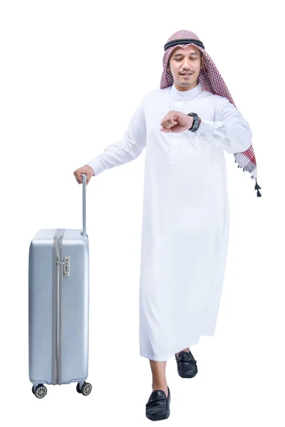 アラブ男身に着けていますKefiyeh見ます彼の腕時計の上に彼の手首でスーツケースとともに旅行のために隔離された白い背景 — ストック写真