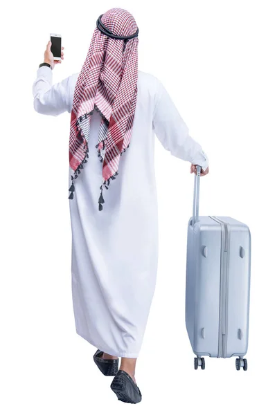 白い背景の上に隔離された旅行のためのスーツケースと携帯電話を保持Kefiyehを身に着けているアラブ人の男の後部ビュー — ストック写真