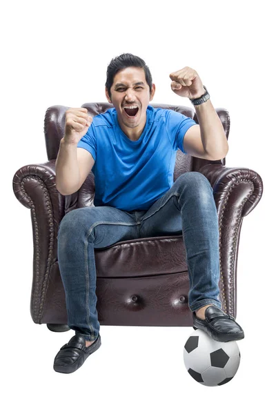 Homem Asiático Com Bola Sentada Sofá Com Uma Expressão Excitada — Fotografia de Stock