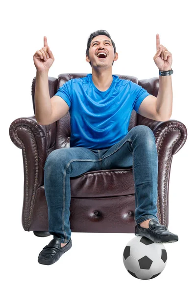 Homem Asiático Com Bola Sentada Sofá Com Uma Expressão Excitada — Fotografia de Stock