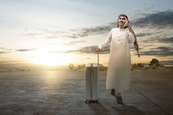 Arab Férfi Keffiyeh Viselt Híváskor Egy Bőrönddel Utcán Sétálva — Stock Fotó
