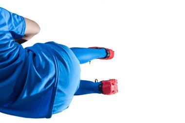 Mavi formalı futbolcu, beyaz arka planda izole bir şekilde topu tutuyormuş gibi duruyor.