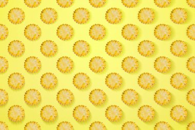 Renkli arka planı olan kusursuz bir ananas dilimi örneği. Yaz dekorasyonu arka planı