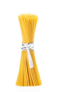 Beyaz arka planda soyutlanmış çiğ spagetti