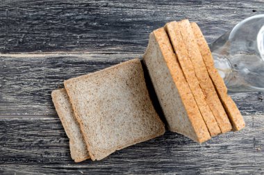 Tahta zeminde dilimlenmiş ekmek.