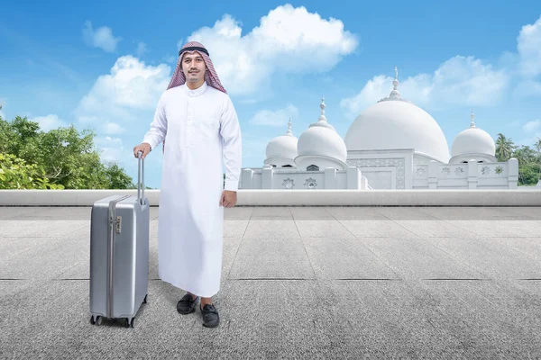 Arab Férfi Visel Keffiyeh Áll Egy Bőrönd Mecsettel Kék Háttér — Stock Fotó