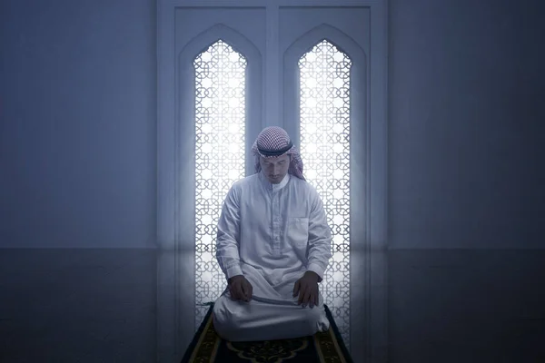 Homem Muçulmano Com Keffiyeh Com Ágata Posição Oração Salat Tapete — Fotografia de Stock