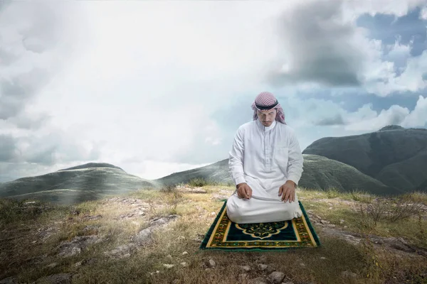 Мусульманин Кеффийе Агалом Молитвенном Положении Молитва Молитвенном Ковре Вершине Холма — стоковое фото