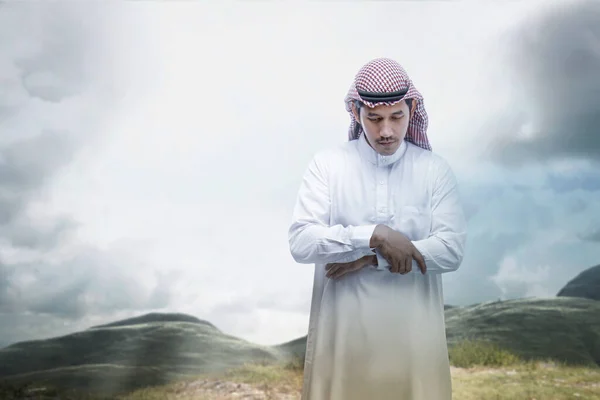 Homem Muçulmano Com Keffiyeh Com Ágata Posição Oração Salat Com — Fotografia de Stock