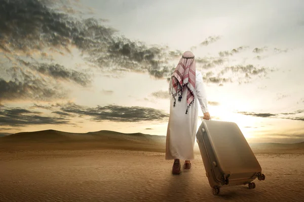 Achteraanzicht Van Een Arabische Man Met Keffiyeh Wandelend Met Een — Stockfoto