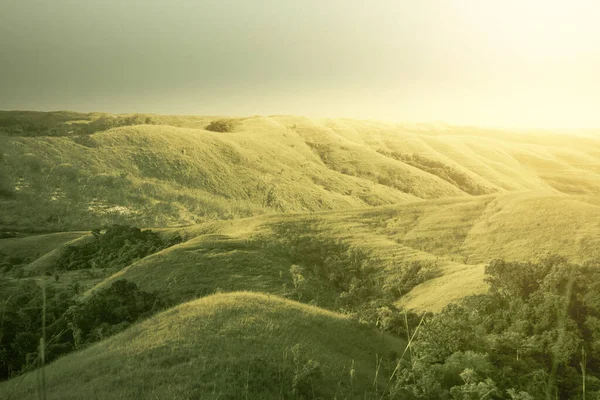 Yeşil Tepeler Manzara Manzaralı Arka Planda Güneş Işığı Var — Stok fotoğraf