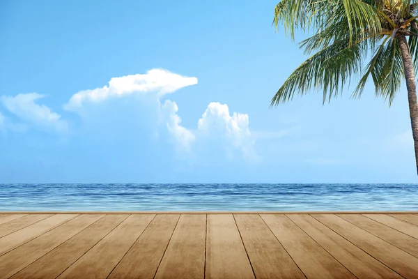 Houten Tafel Het Strand Met Een Blauwe Lucht Achtergrond — Stockfoto