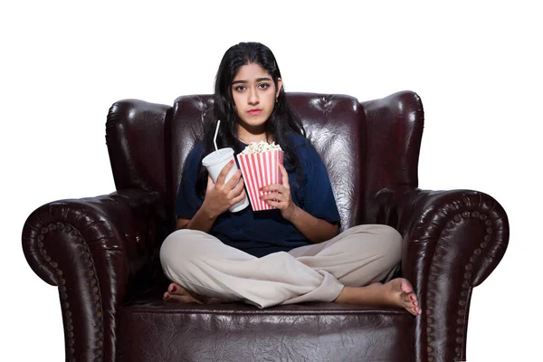 Indische Frau Mit Popcorn Und Tasse Sitzt Isoliert Auf Der — Stockfoto