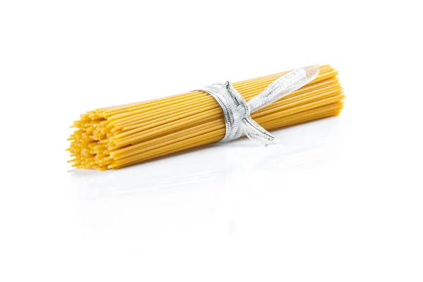 Spaghetti Crudi Isolati Fondo Bianco — Foto Stock