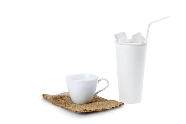 Біла Чашка Пластикова Чашка Кубиками Льоду Соломинками Ізольовані Білому Тлі — стокове фото