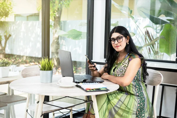 Mujer India Con Anteojos Usando Teléfono Móvil Con Portátil Cuaderno —  Fotos de Stock