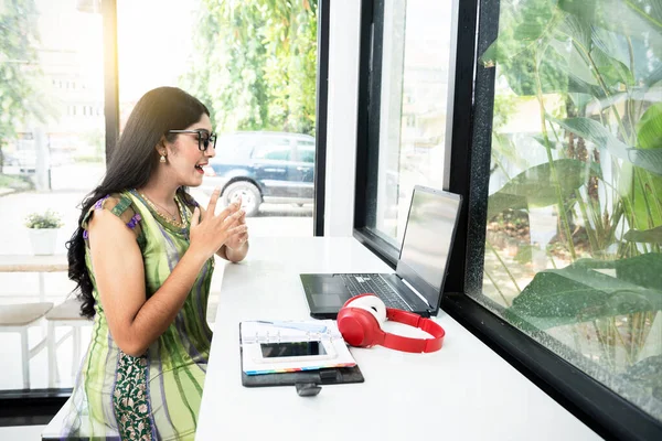 Mujer India Con Anteojos Usando Portátil Con Portátil Teléfono Móvil —  Fotos de Stock