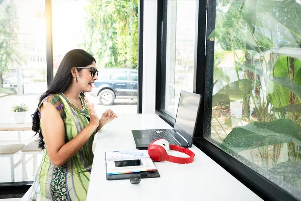 Mujer India Con Anteojos Usando Portátil Con Portátil Teléfono Móvil —  Fotos de Stock