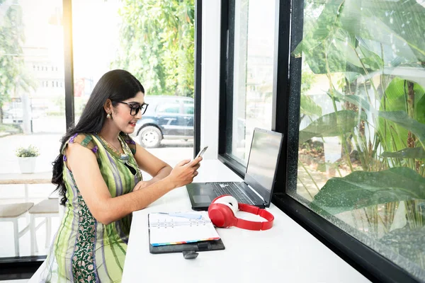 Indian Woman Eyeglass Using Mobile Phone Laptop Notebook Table Coffee —  Fotos de Stock