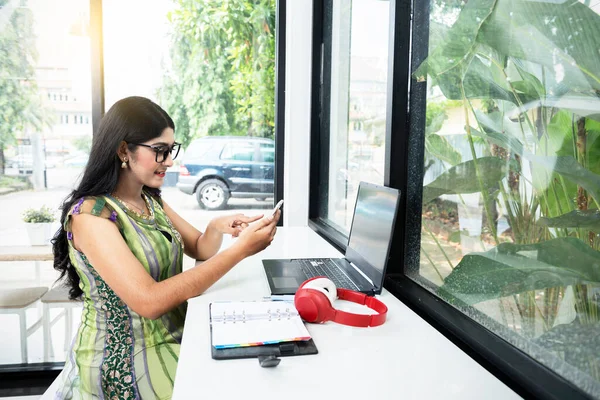 Indian Woman Eyeglass Using Mobile Phone Laptop Notebook Table Coffee —  Fotos de Stock