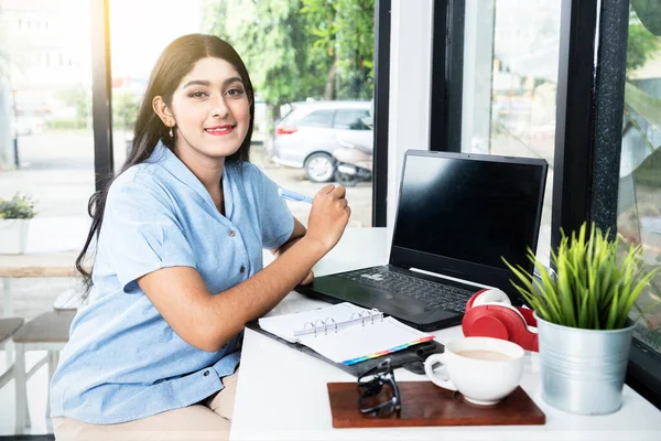 Mujer Asiática Escribiendo Algo Cuaderno Con Portátil Una Taza Café — Foto de Stock