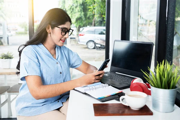 Asiatisk Kvinna Med Glasögon Som Använder Mobiltelefon Med Bärbar Dator — Stockfoto