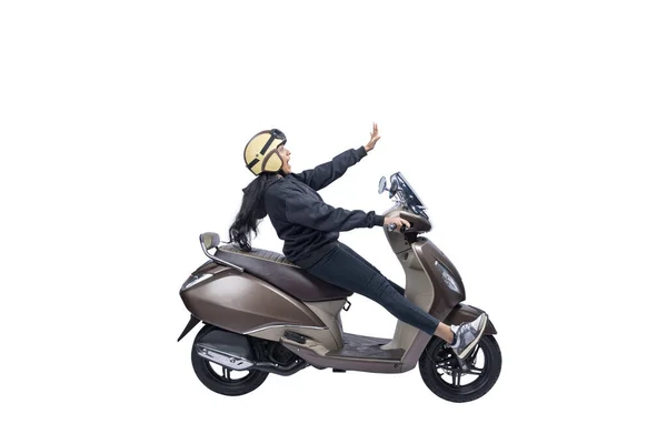 亚洲妇女 头戴安全帽 身穿夹克 坐在一辆独立于白色背景的摩托车上 — 图库照片