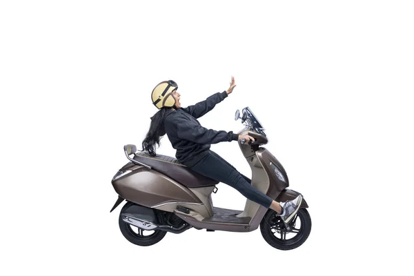 Asiatin Mit Helm Und Jacke Sitzt Isoliert Auf Einem Roller — Stockfoto